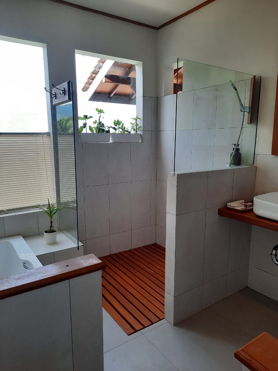 Kamar Triton Cottage 3p di Legon Waru Cottage & Resort (Pinggir Pantai View Laut)